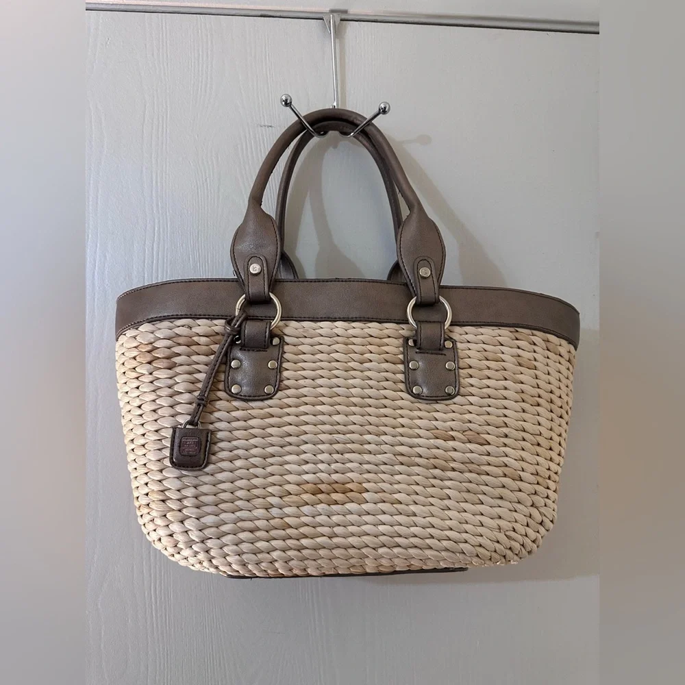 Liz Claiborne Straw Bag with issues ⚠️